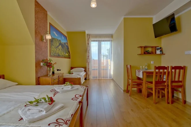 Номер Comfort/Balcony для чотирьох гостей із власною ванною кімнатою та видом на гори